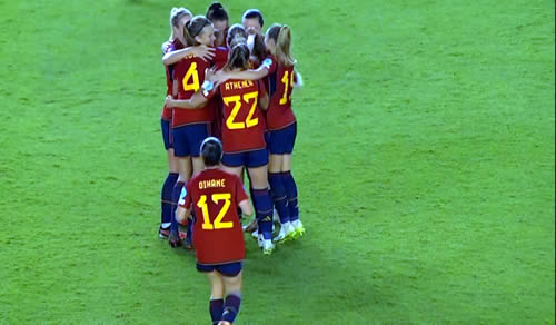 Judadoras de la selección femenina española de futbol celebrando un gol